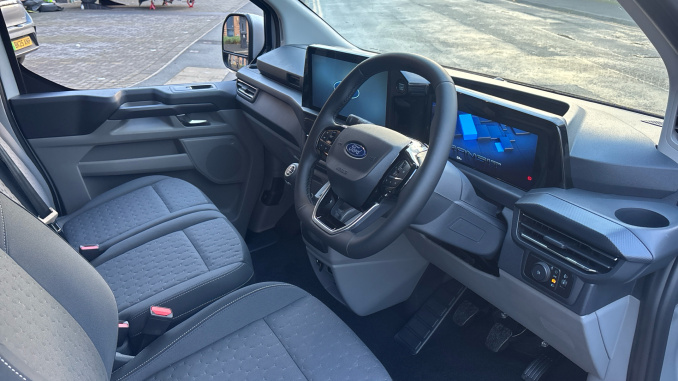 Ford Transit Custom 320 L1 Diesel Fwd 2.0 EcoBlue 150ps H1 Double Cab Van Limited - Image 6